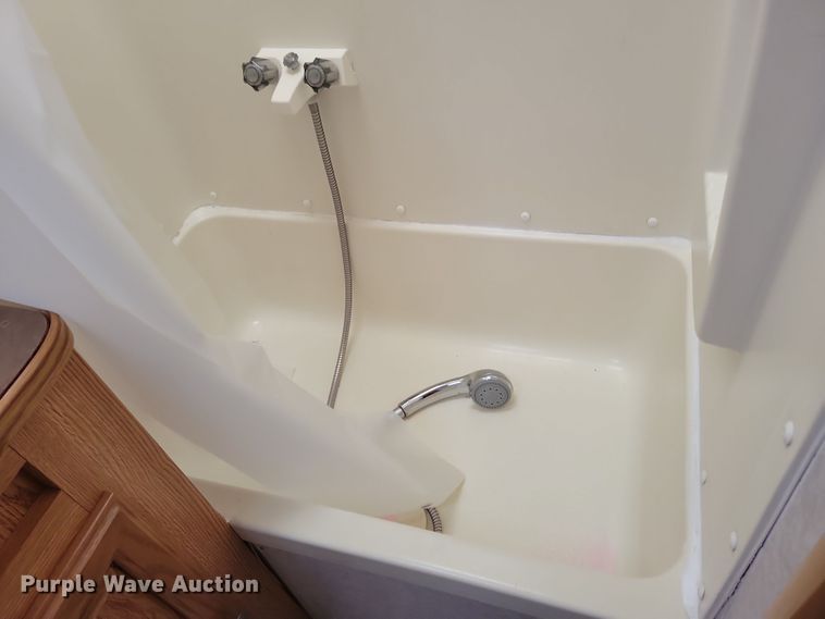 image for item DN3587 2005 Frontier  Explorer M315 camper