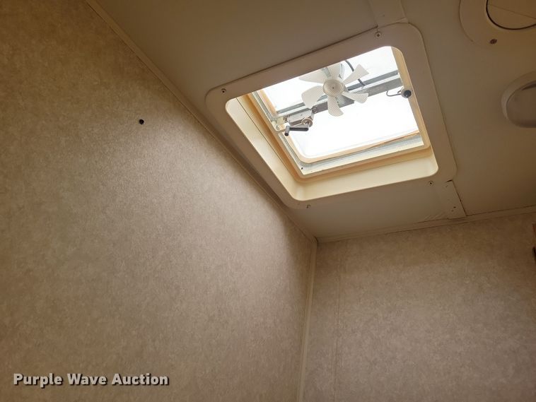 image for item DN3587 2005 Frontier  Explorer M315 camper