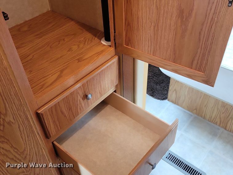 image for item DN3587 2005 Frontier  Explorer M315 camper