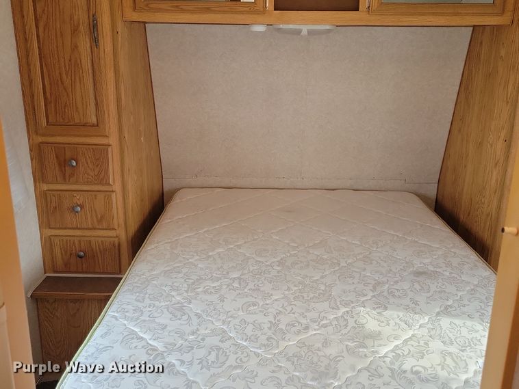 image for item DN3587 2005 Frontier  Explorer M315 camper