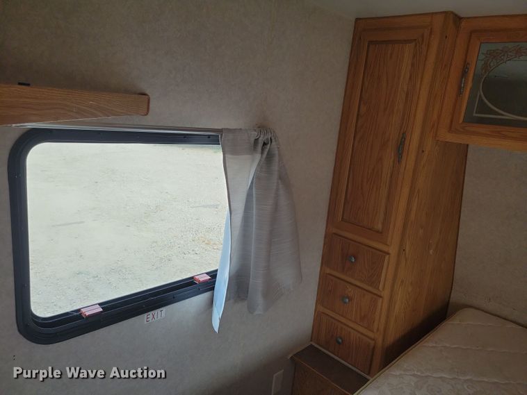 image for item DN3587 2005 Frontier  Explorer M315 camper