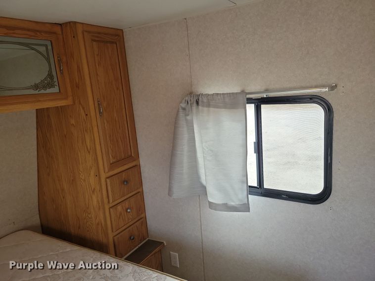 image for item DN3587 2005 Frontier  Explorer M315 camper