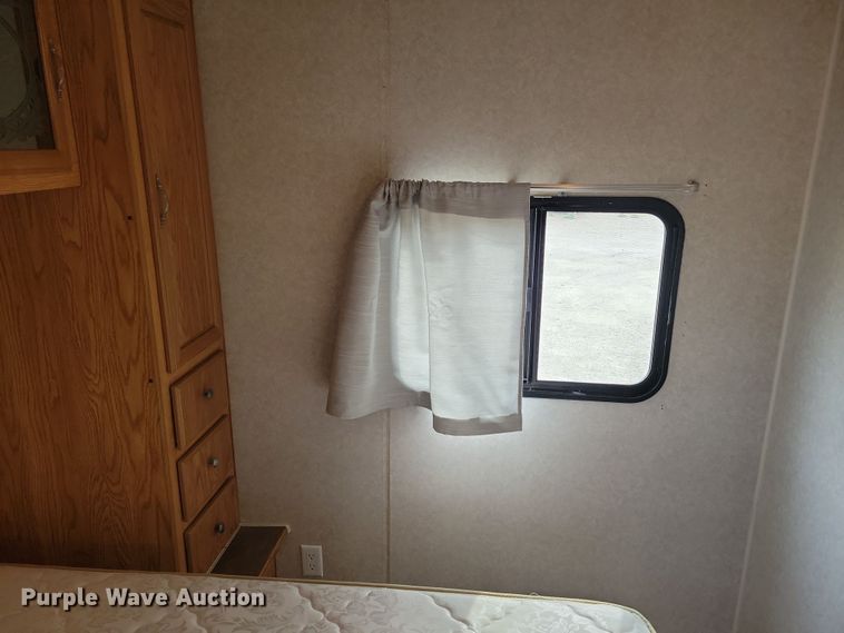 image for item DN3587 2005 Frontier  Explorer M315 camper