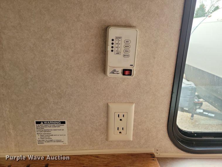 image for item DN3587 2005 Frontier  Explorer M315 camper