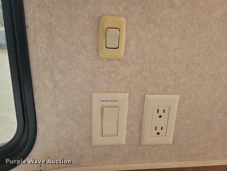 image for item DN3587 2005 Frontier  Explorer M315 camper