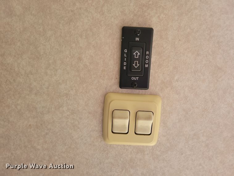 image for item DN3587 2005 Frontier  Explorer M315 camper