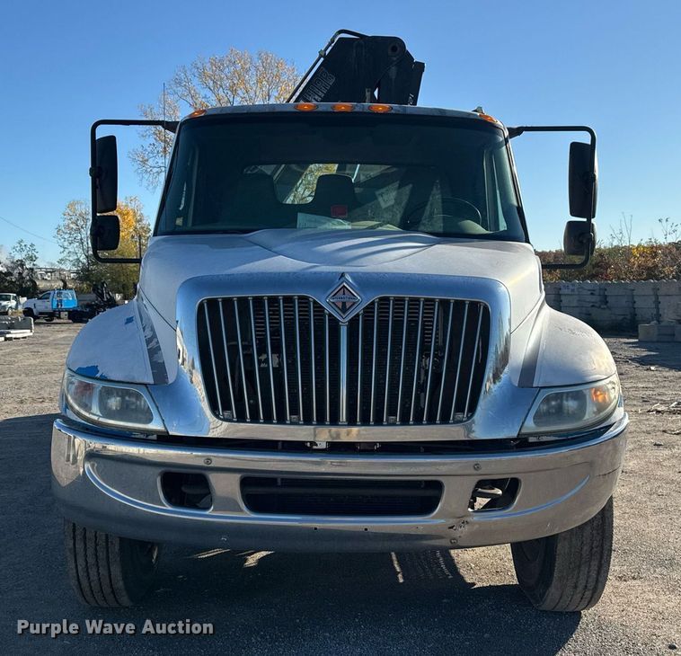 image for item DO7637 2004 International 4300 crane truck