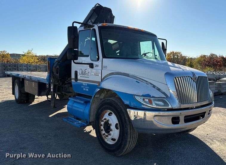 image for item DO7637 2004 International 4300 crane truck