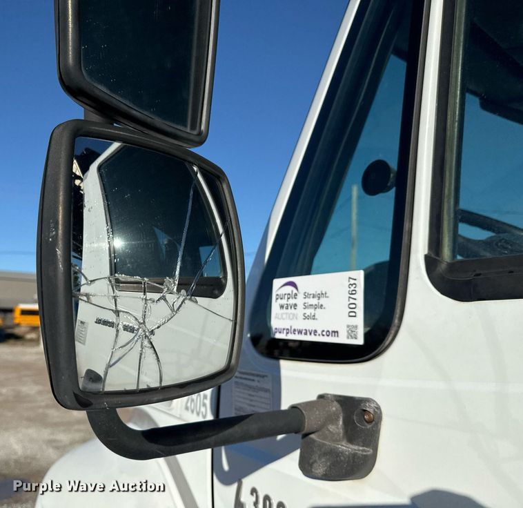 image for item DO7637 2004 International 4300 crane truck