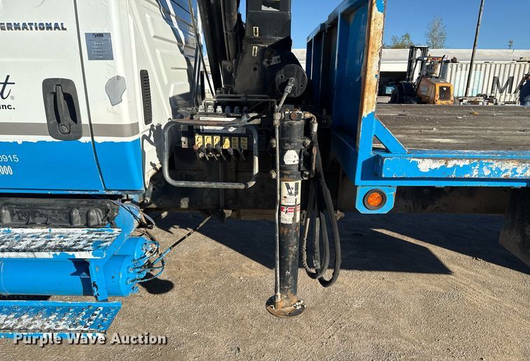 image for item DO7637 2004 International 4300 crane truck