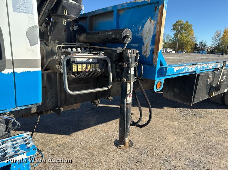 image for item DO7637 2004 International 4300 crane truck