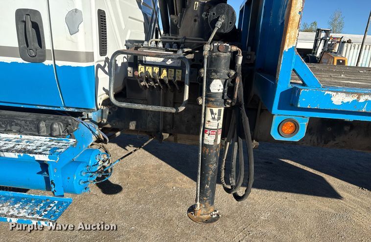 image for item DO7637 2004 International 4300 crane truck