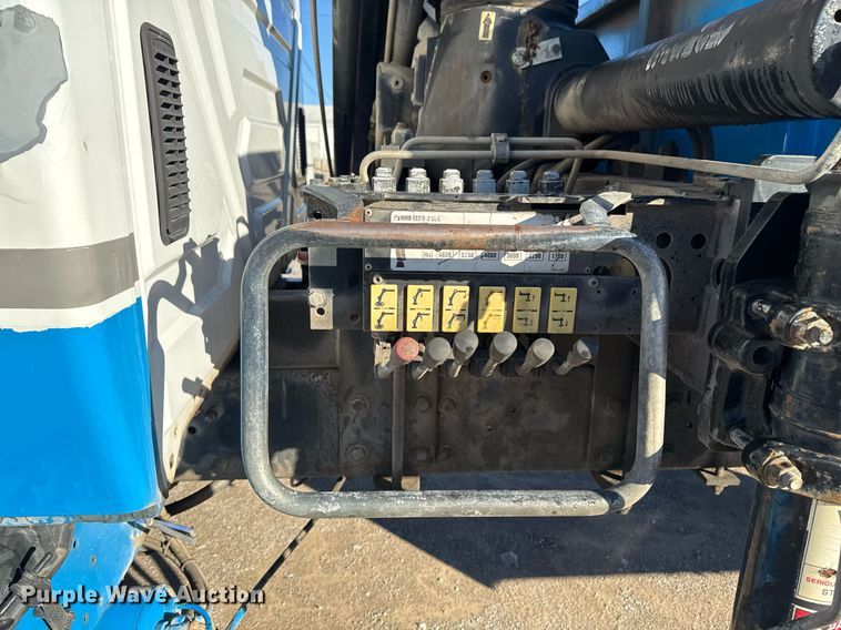 image for item DO7637 2004 International 4300 crane truck