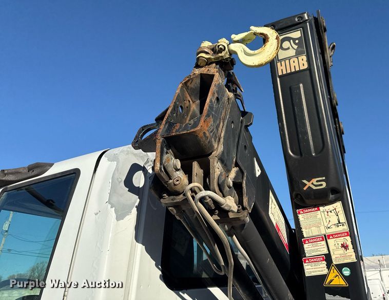 image for item DO7637 2004 International 4300 crane truck