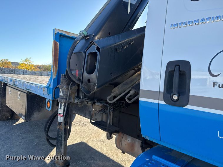 image for item DO7637 2004 International 4300 crane truck