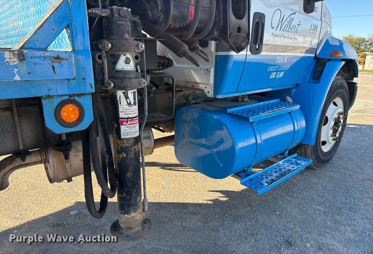 image for item DO7637 2004 International 4300 crane truck