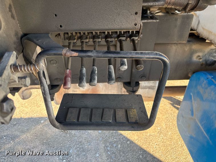 image for item DO7637 2004 International 4300 crane truck