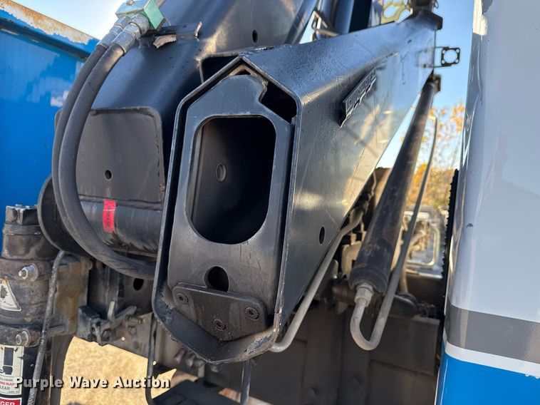 image for item DO7637 2004 International 4300 crane truck