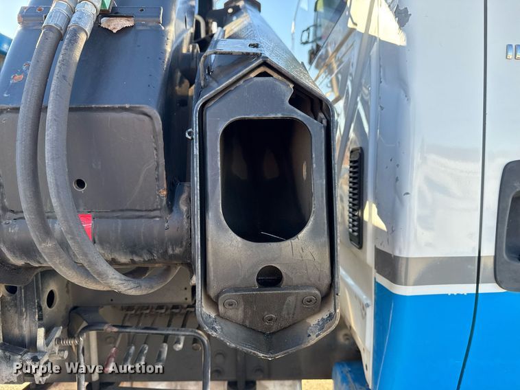 image for item DO7637 2004 International 4300 crane truck