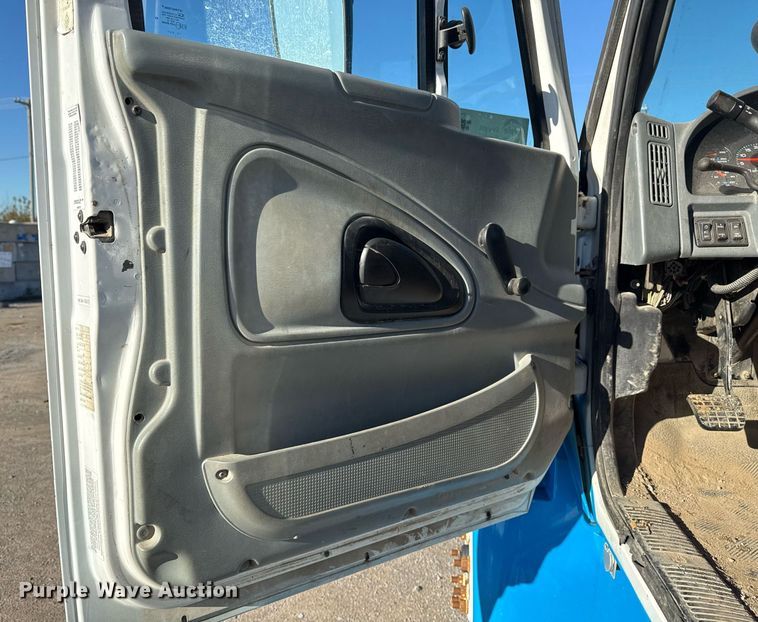 image for item DO7637 2004 International 4300 crane truck