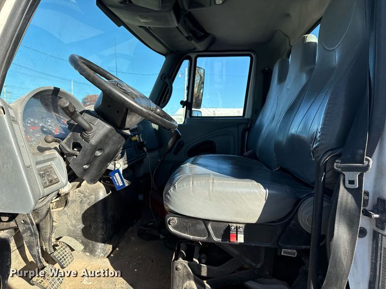 image for item DO7637 2004 International 4300 crane truck