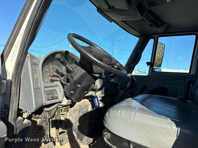 image for item DO7637 2004 International 4300 crane truck