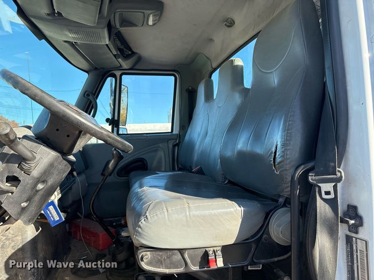 image for item DO7637 2004 International 4300 crane truck