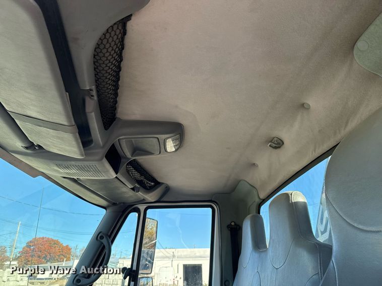 image for item DO7637 2004 International 4300 crane truck