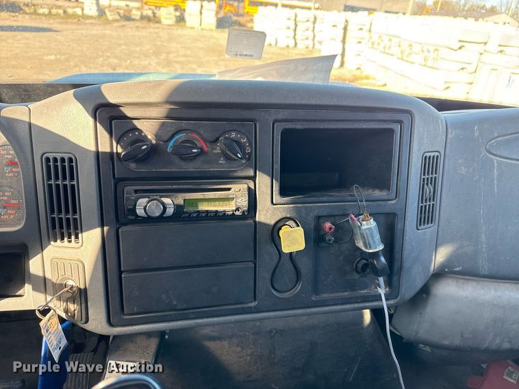 image for item DO7637 2004 International 4300 crane truck