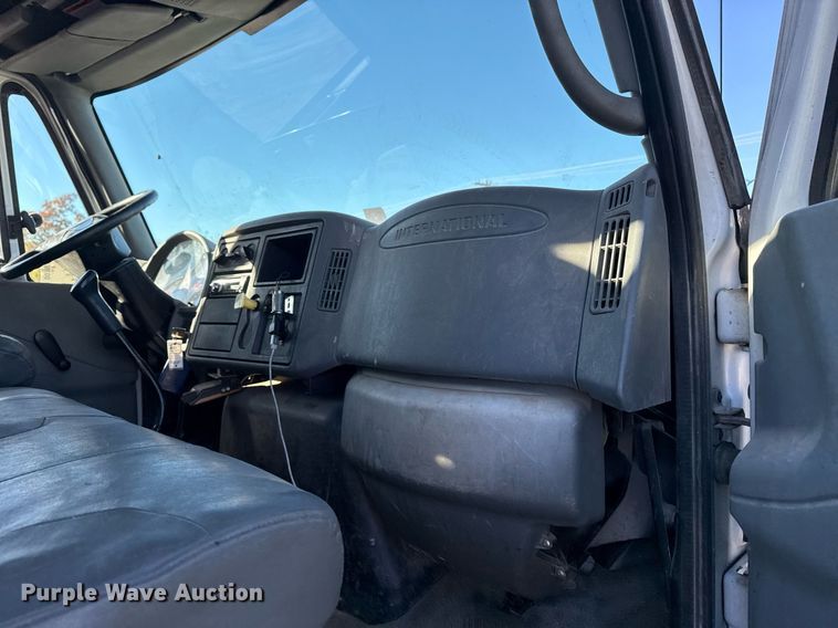 image for item DO7637 2004 International 4300 crane truck