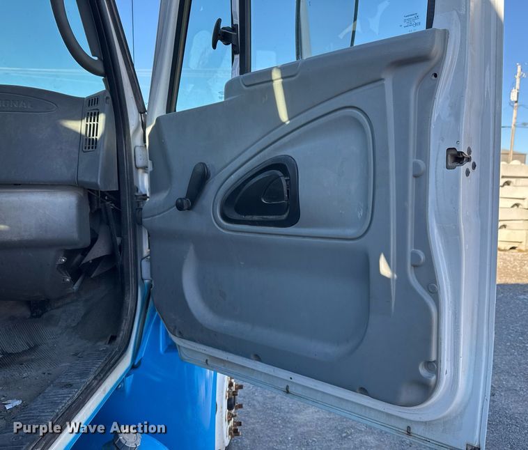 image for item DO7637 2004 International 4300 crane truck