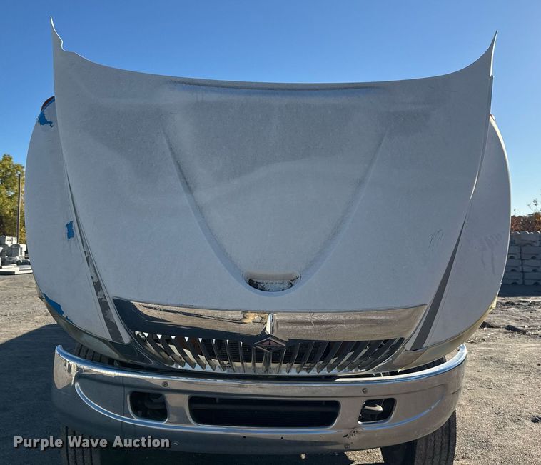 image for item DO7637 2004 International 4300 crane truck