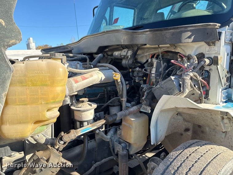 image for item DO7637 2004 International 4300 crane truck