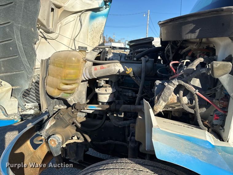 image for item DO7637 2004 International 4300 crane truck