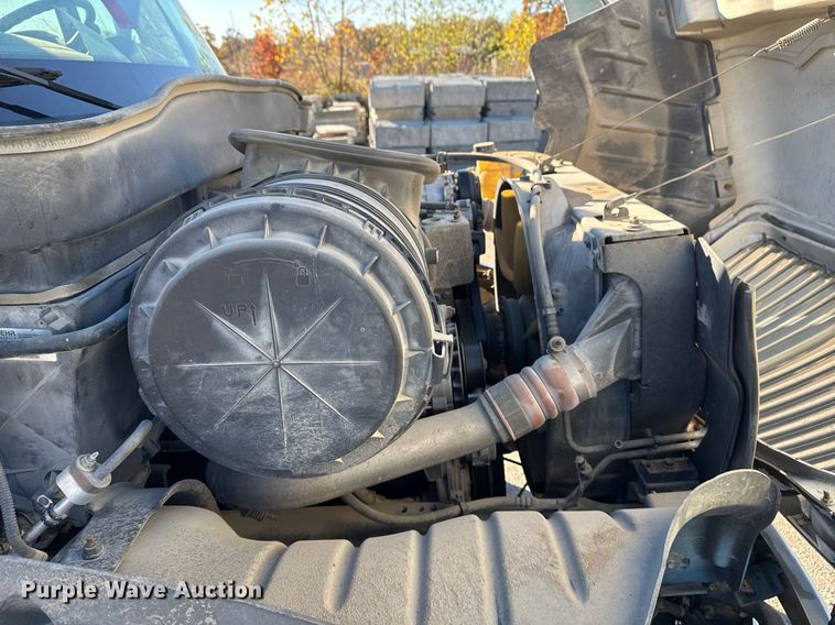 image for item DO7637 2004 International 4300 crane truck