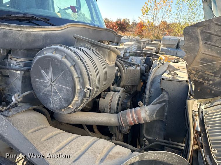 image for item DO7637 2004 International 4300 crane truck