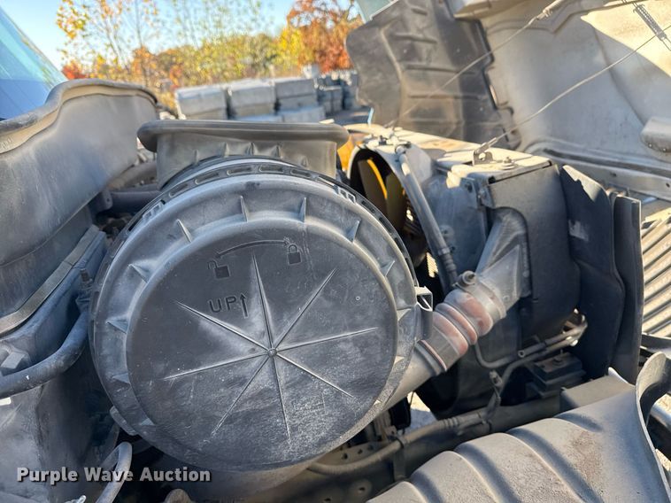 image for item DO7637 2004 International 4300 crane truck