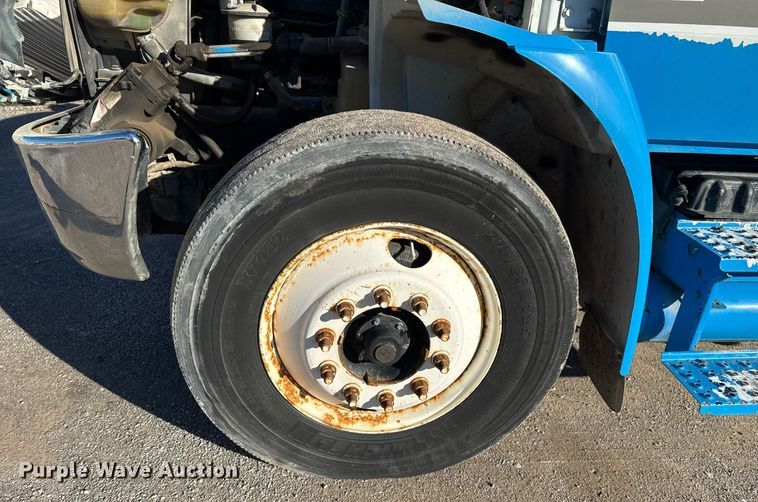 image for item DO7637 2004 International 4300 crane truck