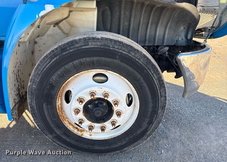 image for item DO7637 2004 International 4300 crane truck