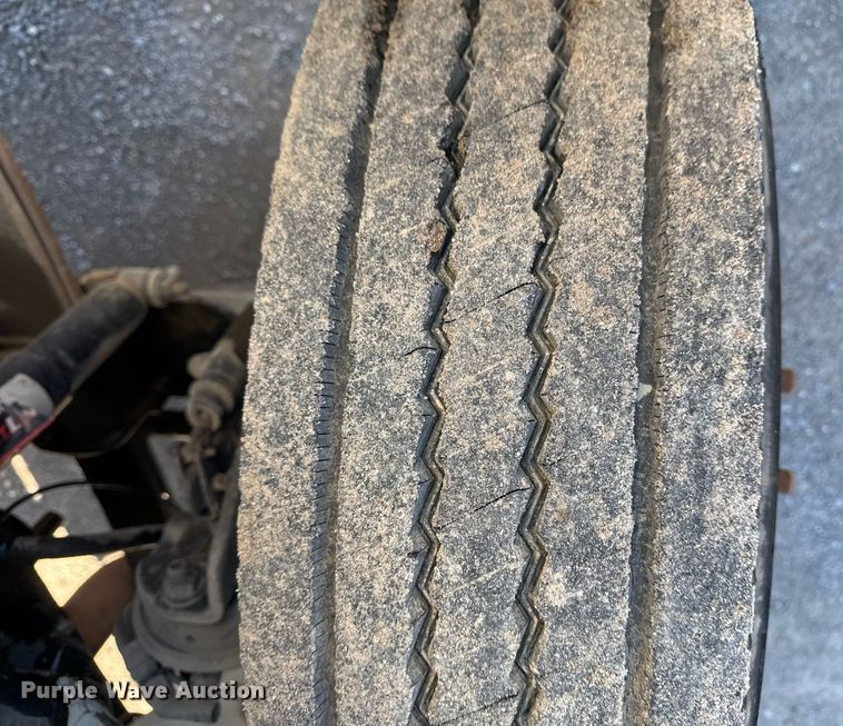 image for item DO7637 2004 International 4300 crane truck