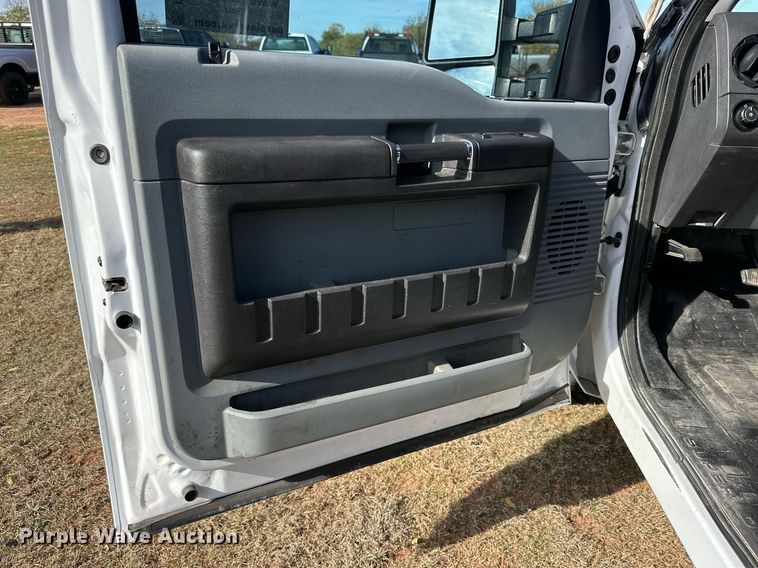 image for item DP6005 2016 Ford F350 Super Duty flatbed pickup truck