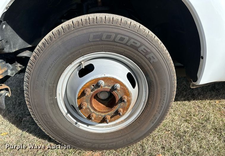 image for item DP6007 2015 Ford F350 Super Duty flatbed pickup truck