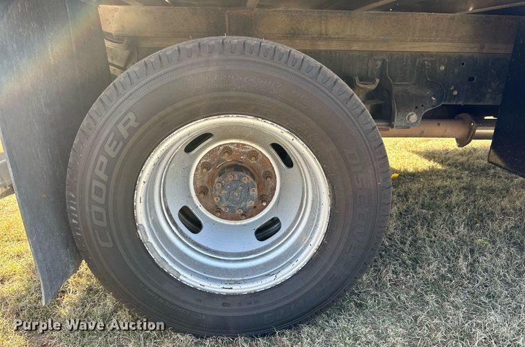 image for item DP6007 2015 Ford F350 Super Duty flatbed pickup truck