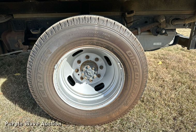 image for item DP6007 2015 Ford F350 Super Duty flatbed pickup truck