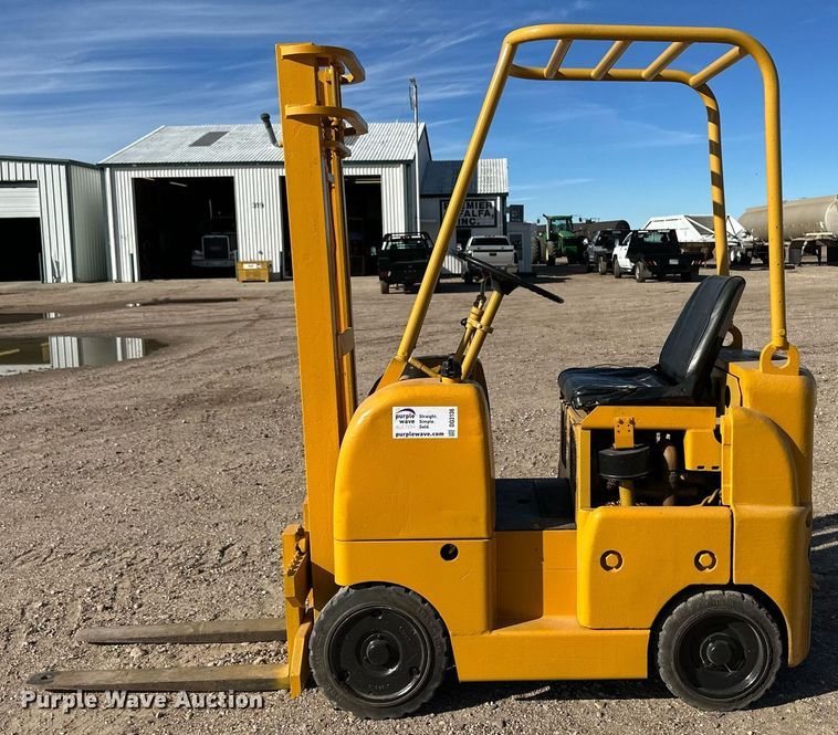 image for item DQ3136 Allis-Chalmers FT20-24 forklift