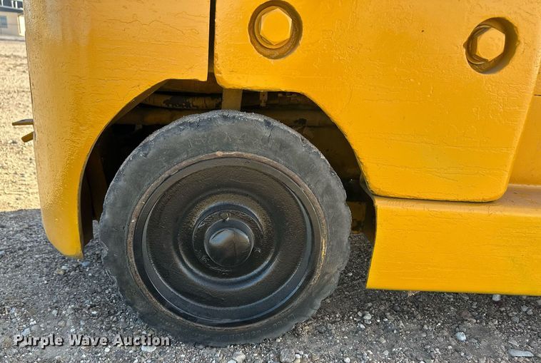 image for item DQ3136 Allis-Chalmers FT20-24 forklift