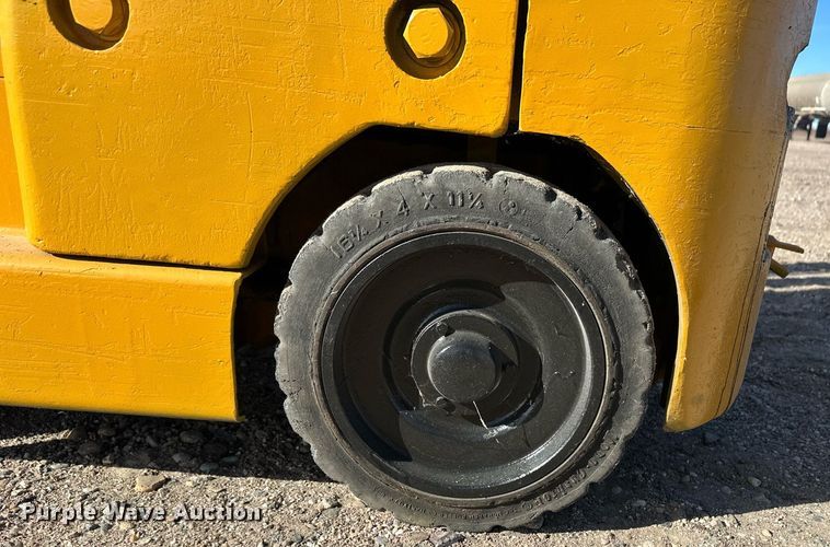 image for item DQ3136 Allis-Chalmers FT20-24 forklift