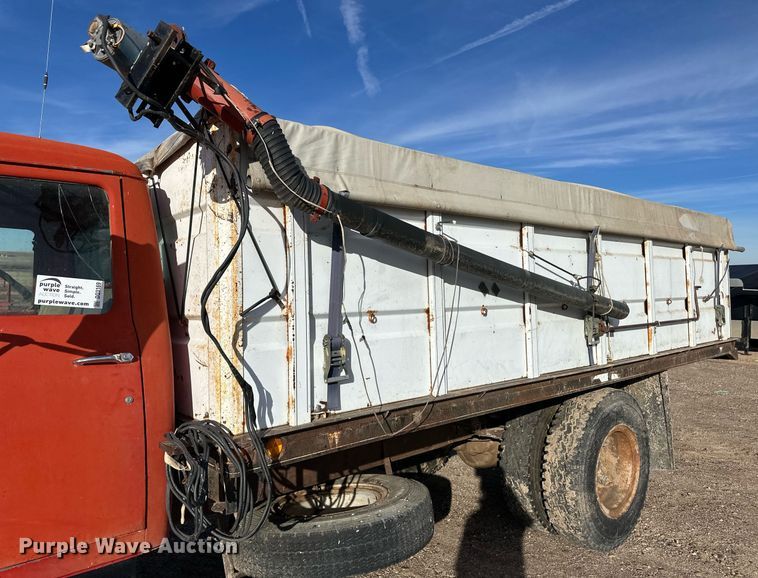 image for item DQ3169 1967 International Loadstar 1600 grain truck