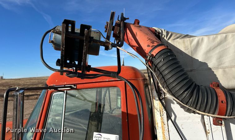 image for item DQ3169 1967 International Loadstar 1600 grain truck