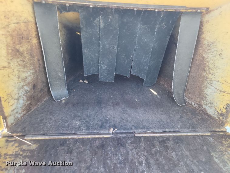 image for item DQ3764 1990 Vermeer 1600A wood chipper